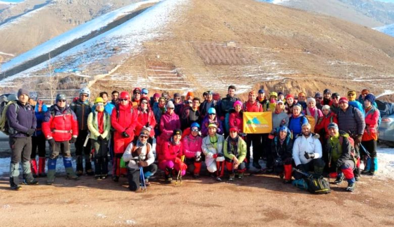 عکس دست جمعی کارآموزان کلاس آموزش برف و یخ باشگاه کوهنوردی سرکچال